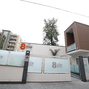 4* Szálloda 8room